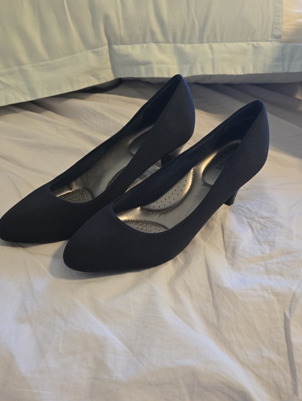 Abella Black Pointed Toe Mid Heel Pumps